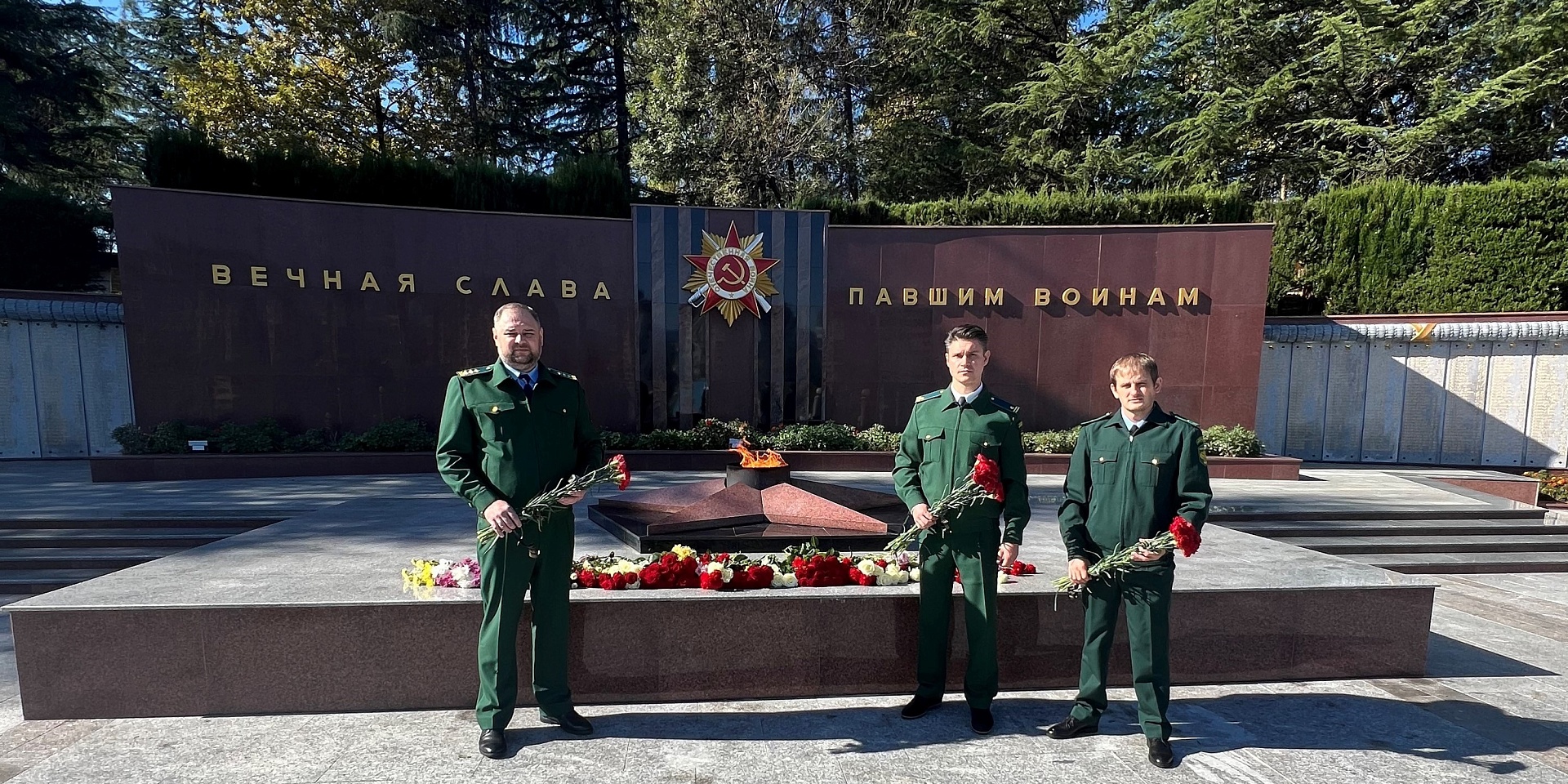 В Сочи сотрудники Черноморо-Азовского морского управления Росприроднадзора возложили цветы к мемориалу героям Великой Отечественной Войны 