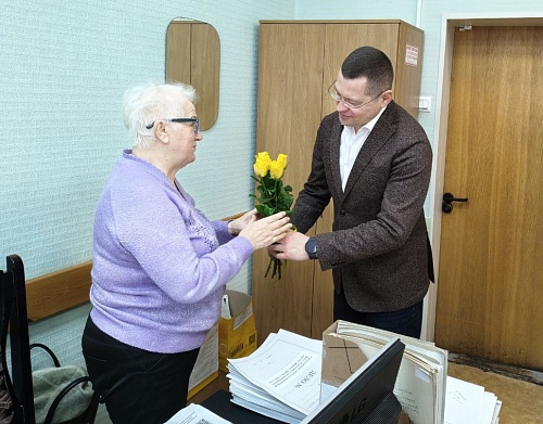 Руководитель Северного межрегионального управления Росприроднадзора Горних Александр Федорович поздравил ветерана ведомства с наступающим 8 марта
