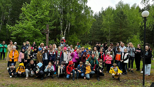 Более 200 учащихся из московских школ высадили 80 деревьев, подаренных Росприроднадзором