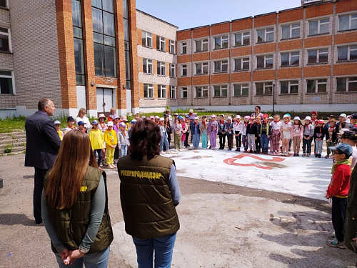 В Иваново сотрудники Росприроднадзора провели для школьников конкурс рисунка на асфальте на экологическую тематику