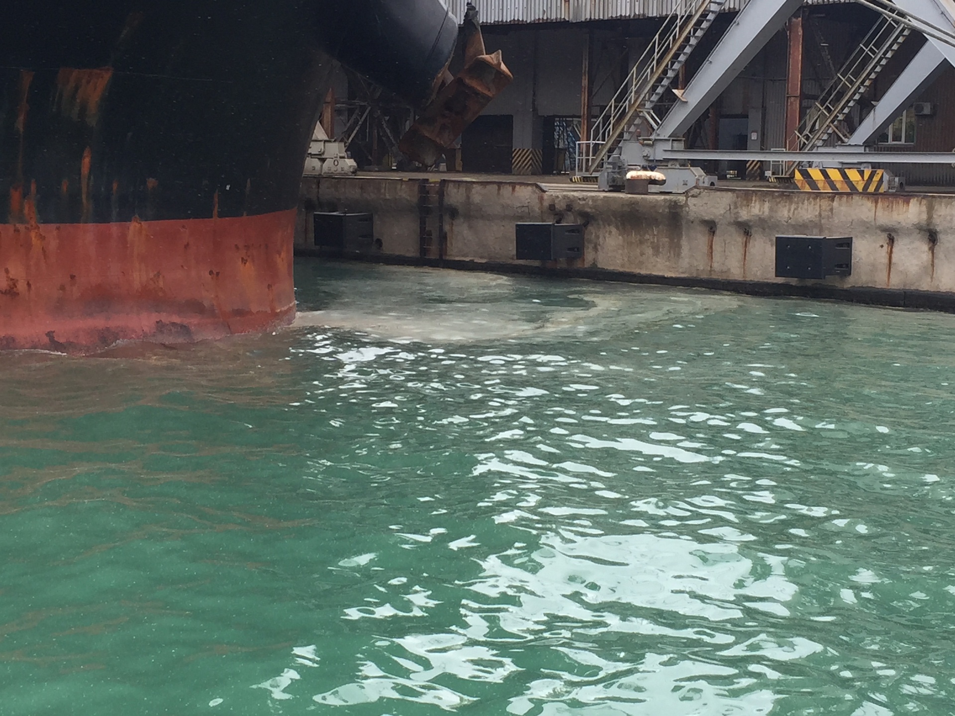   Суд подтвердил законность привлечения к административной ответственности ООО «НЗТ» по факту загрязнения акватории Черного моря 