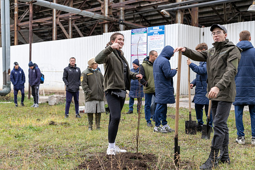 Сотрудники Управления Росприроднадзора по Самарской и Ульяновской областям вместе с юными футболистами посадили деревья
