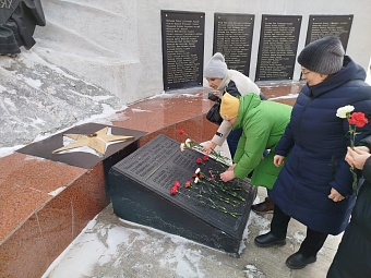 Сотрудники ЦЛАТИ по УФО по Курганской области возложили цветы к памятнику героям Великой Отечественной войны