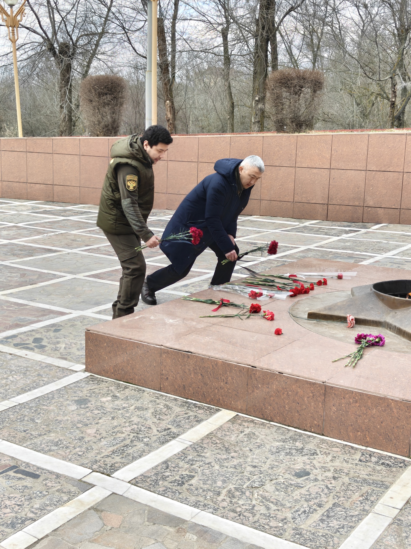 В рамках мероприятий, посвященных Дню защитника Отечества, сотрудники Нижне-Волжского межрегионального управления Росприроднадзора почтили память героев, возложив цветы к мемориалам