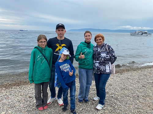 Сотрудники Росприроднадзора исполнили мечту мальчика посетить озеро Байкал