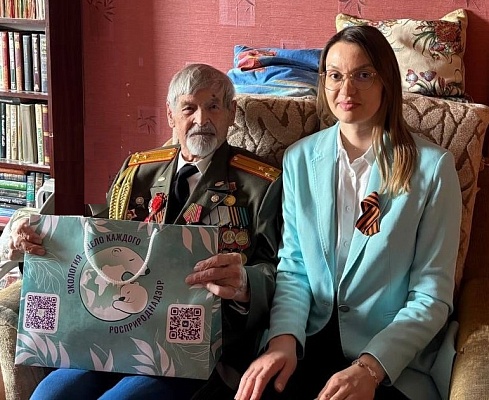 Сотрудники Уральского управления Росприроднадзора поздравили ветерана с наступающим праздником 80-летия Победы