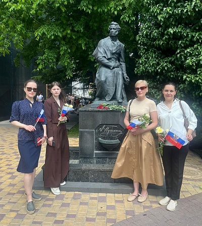 В Севастополе сотрудники Южного управление Росприроднадзора возложили цветы к памятникам великих людей России