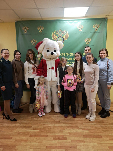 Юные участники III сезона премии «Экология - дело каждого» в Брянске получили сладкие подарки
