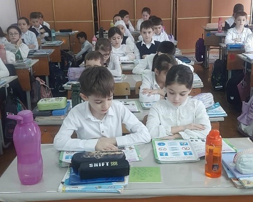 Сотрудники Северо-Кавказского управления Росприроднадзора провели в школах № 2 и № 27 Республики Дагестан эко-уроки 