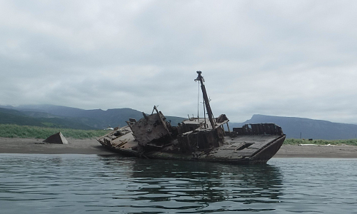 В Северо-Курильском заливе проведены выездные обследования затонувших судов