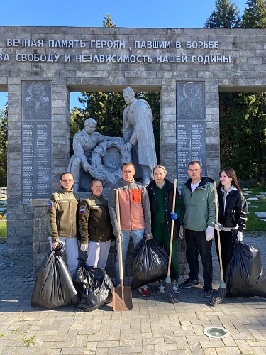 В Ижевске сотрудники Росприроднадзора провели работы по уборке мемориального комплекса