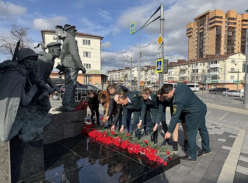 Сотрудники Росприроднадзора в рамках Всероссийской Военно-патриотической акции «Бескозырка» возложили цветы к мемориальным комплексам в городе-герое Новороссийск