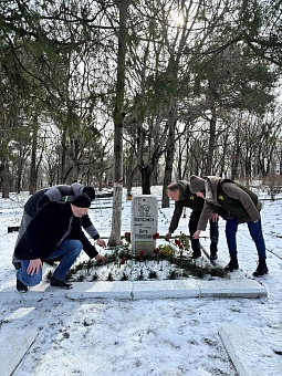 Сотрудники Росприроднадзора и ФГБУ «ЧерАзтехмордирекция» возложили цветы к памятнику пионеру-герою Вите Новицкому в Новороссийске