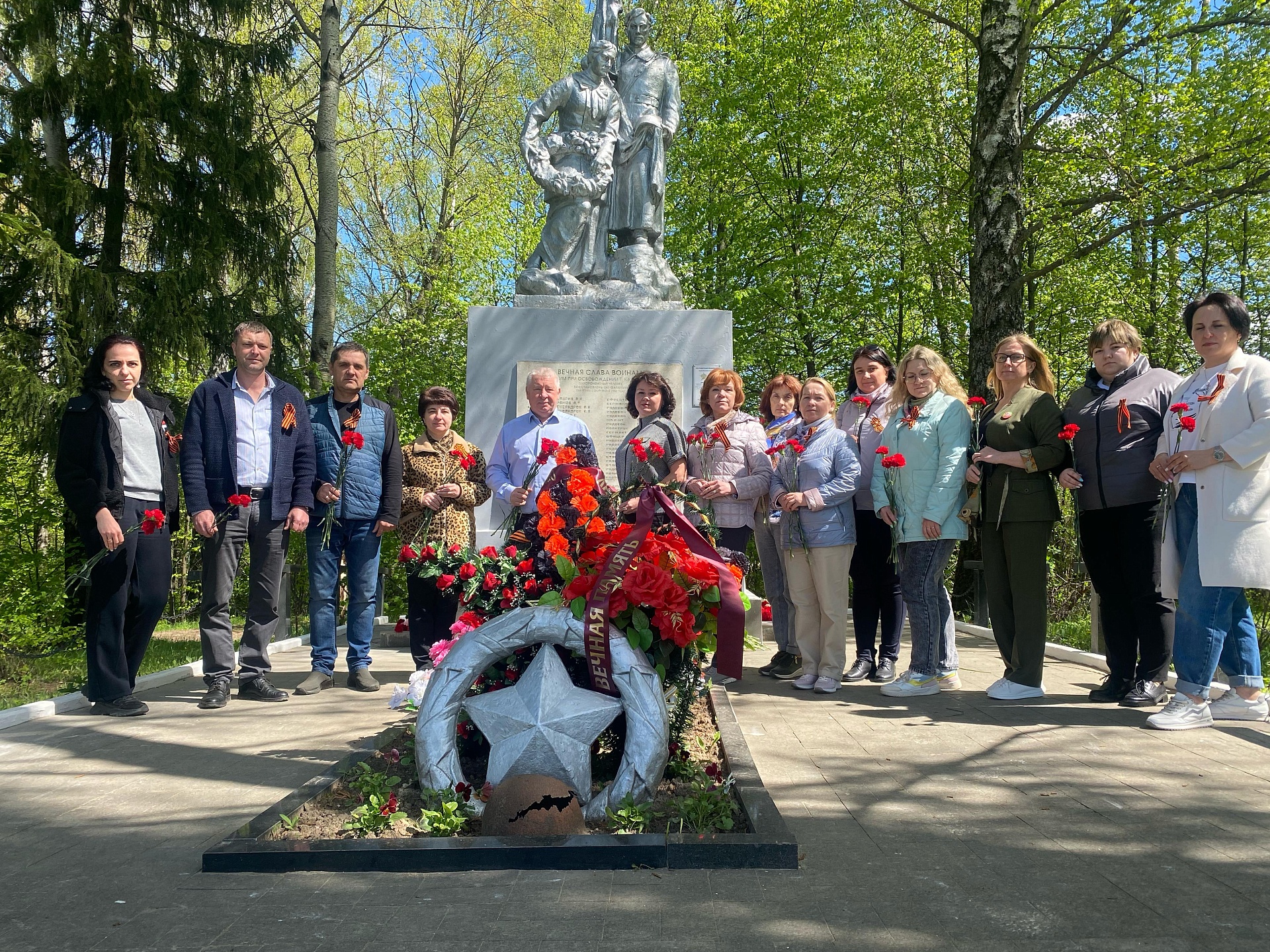 В память о павших героях Великой Отечественной войны сотрудники Межрегионального управления Росприроднадзора по г. Москве и Калужской области возложили цветы на братской могиле