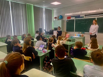 В Воронеже сотрудники Росприроднадзора провели урок для школьников и конкурс рисунков, посвященный Экоумке – символу премии «Экология – дело каждого»
