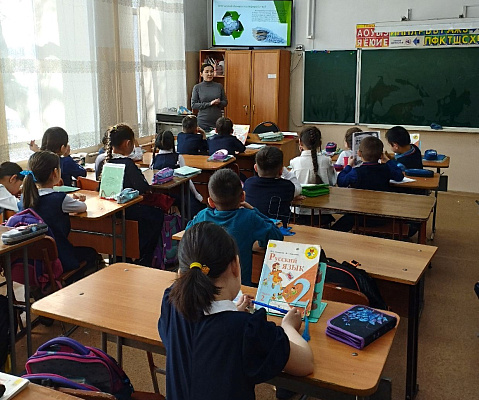 Сотрудники Росприроднадзора Республики Тыва продолжают рассказывать школьникам о Премии «Экология – дело каждого»