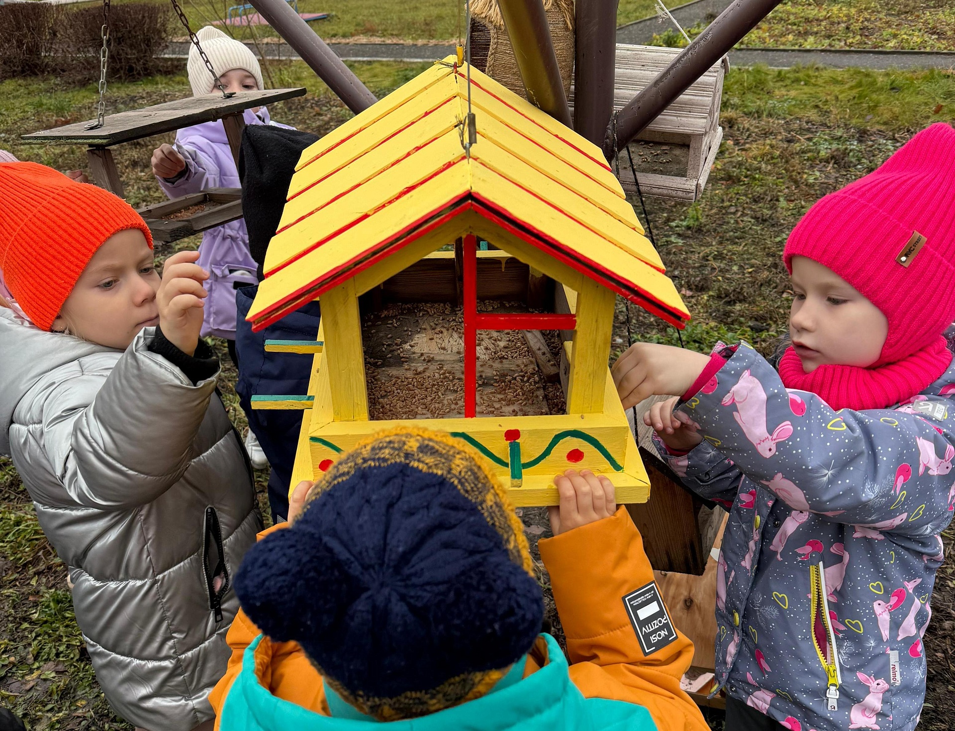 Инспекторы Росприроднадзора поделились с воспитанниками детского сада в Мордовии секретами подкормки зимующих птиц