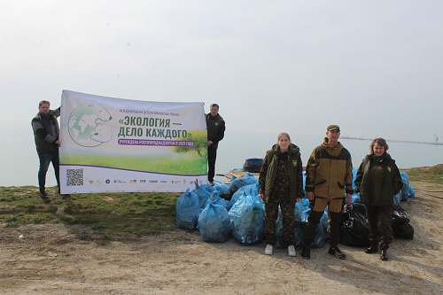 В Краснодарском крае сотрудники Росприроднадзора приняли участие в акции «Чистые берега»