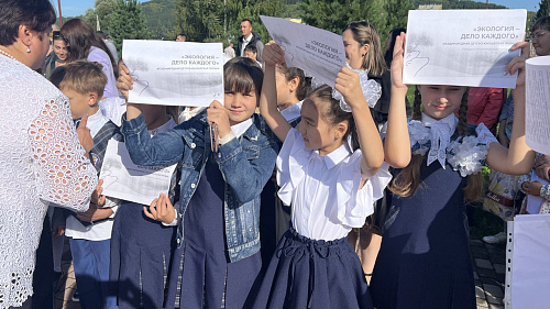 Сотрудники Южно-Сибирского межрегионального управления Росприроднадзора поздравили детей и студентов  с началом нового учебного года