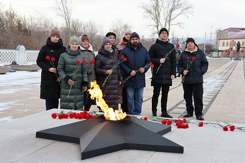 В преддверии Дня защитника Отечества сотрудники Росприроднадзора возложили цветы к Вечному огню и к Мемориальным комплексам