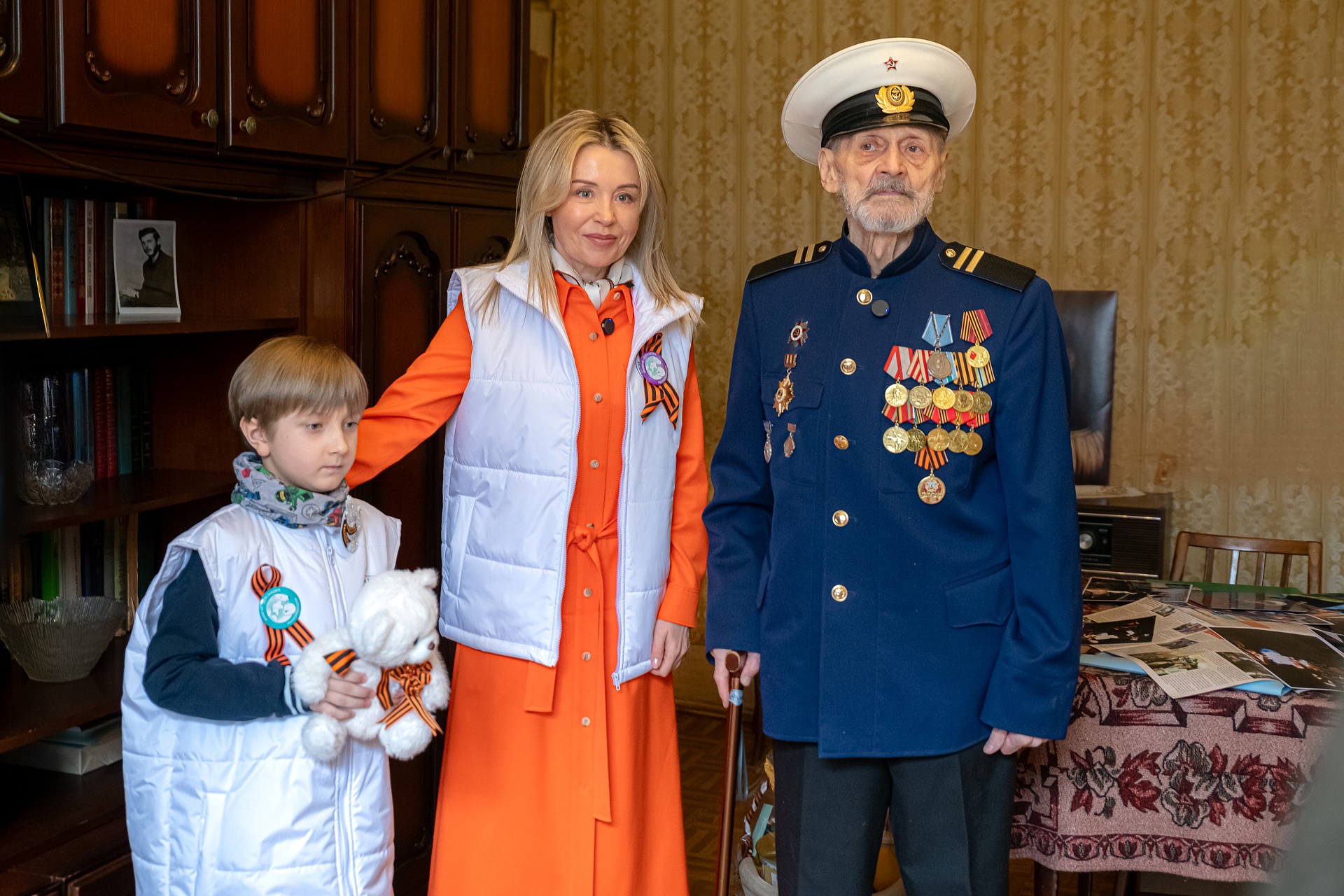 Участники премии «Экология – дело каждого» провели концерт под окнами фронтовика