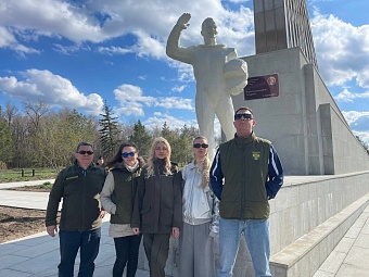 Сотрудники Управления Росприроднадзора по Саратовской и Пензенской областям возложили цветы к памятнику Юрию Гагарину