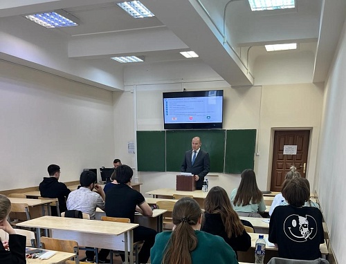 Сотрудник Росприроднадзора прочитал лекцию студентам Уральского государственного экономического университета