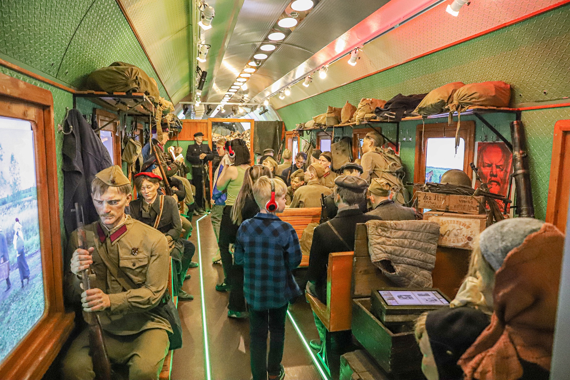 В Воронеже сотрудники Центрально-Черноземного управления Росприроднадзора посетили передвижной музей «Поезд Победы»