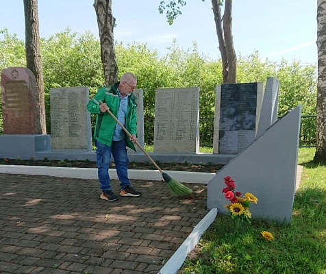 Специалисты ЦЛАТИ по Калининградской области убрали территорию у могилы воинов, погибших в Великой Отечественной войне