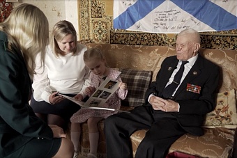 Юная жительница Ярославля поздравила ветерана войны с наступающим Днем Победы в рамках акции Росприроднадзора «Игрушка для ветерана»