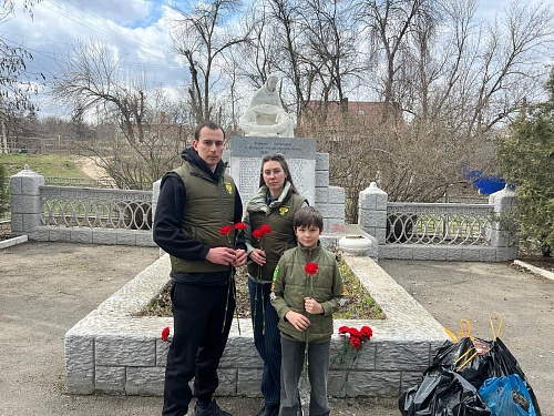 В преддверии праздника Великой Победы Черноморо-Азовским морским управлением Росприроднадзора продолжаются работы по уборке и благоустройству памятников и воинских захоронений