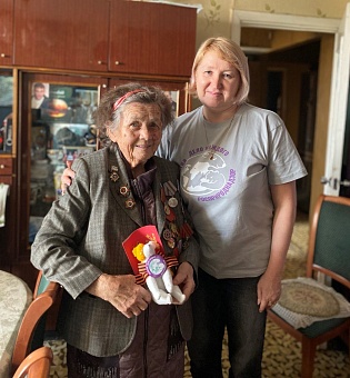 В Иркутске участникам Великой Отечественной войны вручили медвежат Умка, изготовленных детьми рамках акции «Игрушка ветерану»