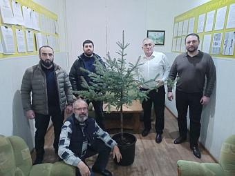 Сотрудники Северо-Кавказского управления Росприроднадзора приняли участие в акции «Ёлочка, живи» в Черкесске