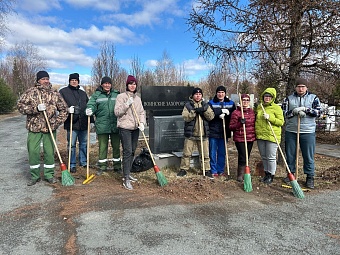 В Абакане провели уборку территории воинских захоронений