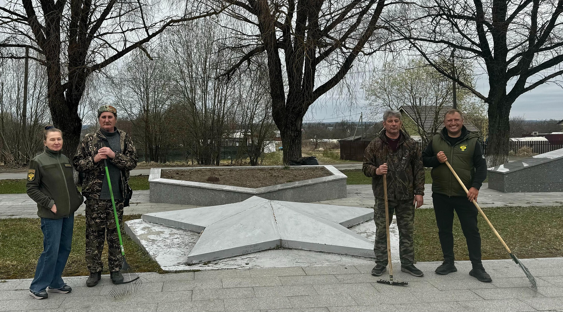 СЗМУ Росприроднадзора приняло участие в уборке территории, прилегающей к мемориалу