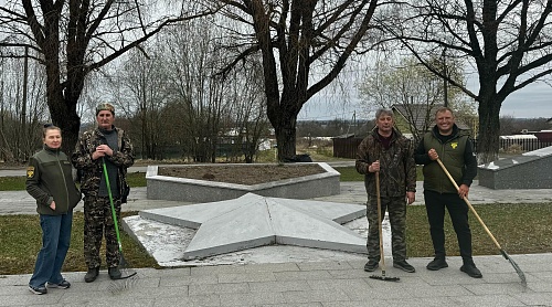 СЗМУ Росприроднадзора приняло участие в уборке территории, прилегающей к мемориалу