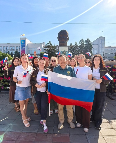 Триколор на главной площади: сотрудники Забайкальского межрегионального управления Роприроднадзора создали праздничное фото в честь Дня флага России