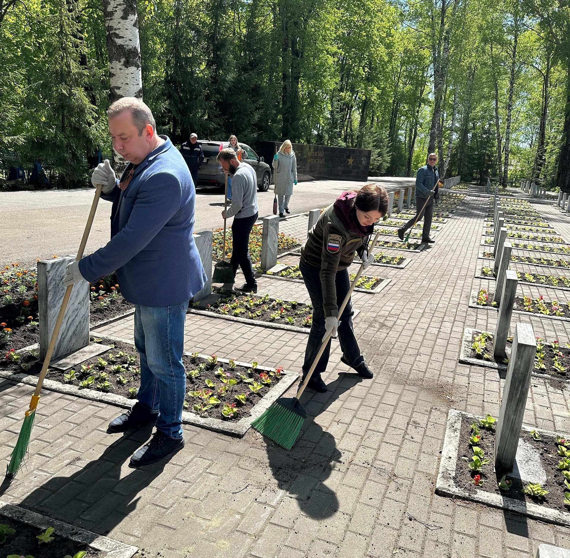 Сотрудники Росприроднадзора в Мордовии приняли участие в благоустройстве воинских захоронений на Мемориальном кладбище №1 в Саранске 