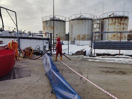Сибирское управление Росприроднадзора приняло участие в комплексном учении по ликвидации разлива нефти и нефтепродуктов на складе горюче-смазочных материалов в Новосибирске