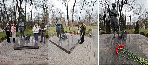 В Ростове-на-Дону сотрудники Черноморо-Азовского морского управления возложили цветы к памятнику волонтерам специальной военной операции