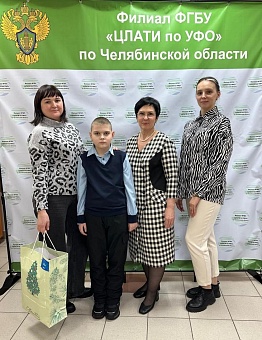 «Ёлка желаний»: сотрудники филиала ЦЛАТИ по УФО по Челябинской области подарили 9-летнему мальчику набор развивающих игр