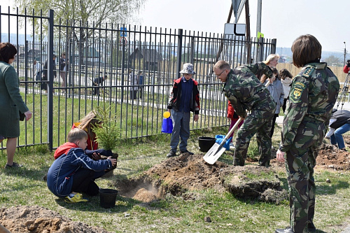 В уральском городе Березовский сотрудники Росприроднадзора вместе со школьниками посадили деревья