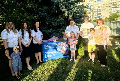 Сотрудников Южного управления Росприроднадзора поздравили с Днем семьи, любви и верности!