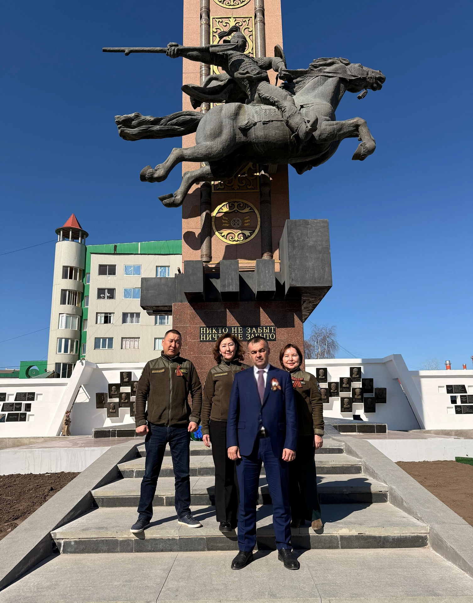 Сотрудники Управления Росприроднадзора по Республике Саха (Якутия) возложили цветы в память воинов, погибших во время Великой Отечественной Войны