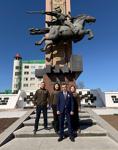 Сотрудники Управления Росприроднадзора по Республике Саха (Якутия) возложили цветы в память воинов, погибших во время Великой Отечественной Войны