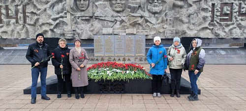 Сотрудники Енисейского управления Росприроднадзора возложили цветы к Вечному огню в Норильске