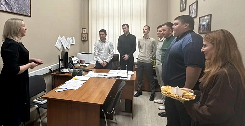 Сотрудники Южного управления Росприроднадзора поздравили мужской коллектив с Днем защитника Отечества