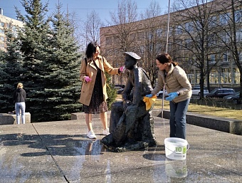 В Санкт-Петербурге провели торжественное возложение цветов к памятнику юнгам Балтики