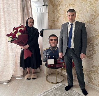 Заместитель руководителя Северо-Кавказского управления Росприроднадзора Саид Шайхов поздравил мать Героя России с наступающим Международным женским днем