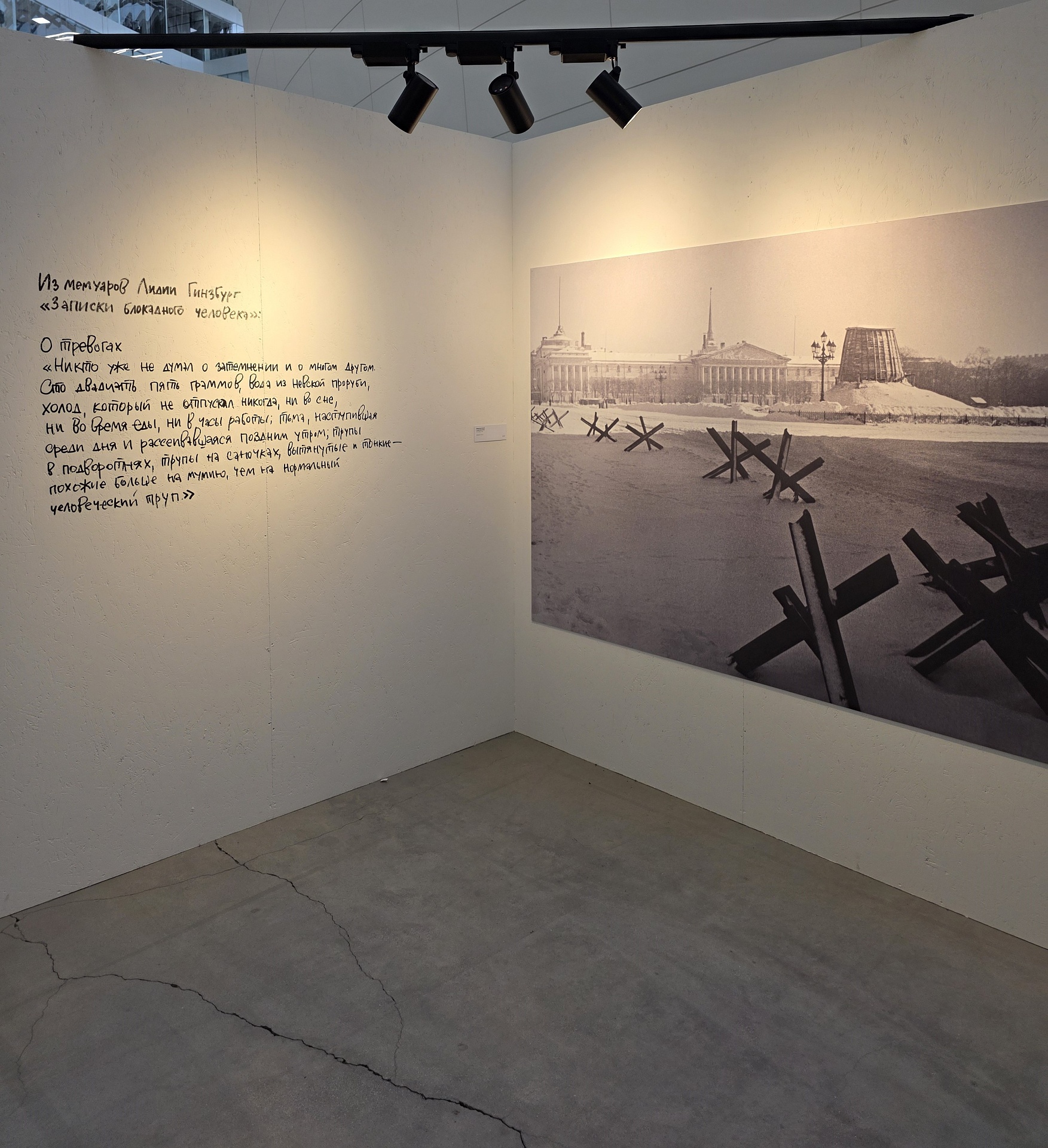 В Екатеринбурге сотрудники Уральского Росприроднадзора посетили фотовыставку «Это война»